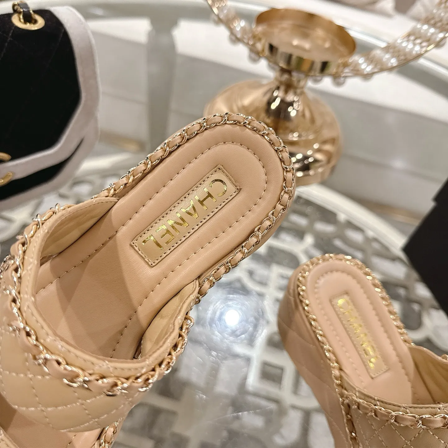 💕💕Factory direct selling price p600💕💕 𝐂𝐇𝐀𝐍𝐄𝐋 | Xiaoxiang 25𝐬𝐬 🦋2025 Spring and Summer New Products Counter Classic Xiaoxiang Double C Diamond Chain Slippers Series New〰 🍬 A must-have in the BS fashion circle The matching will interpret the meticulous, minimalist and classic elements that will never fade away. 💋 Showing a unique dressing style that is too beautiful to say. A must-have for summer... Upper: original high-customized lambskin. Lining: imported mixed sheepskin lining. Outsole: original molded non-slip outsole. Shoe size: 35-39 (34.40.41.42 customization is not returnable).